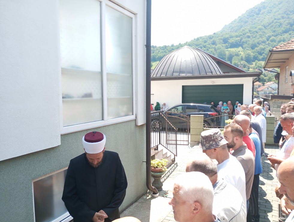 Stotine ljudi na Diviču klanjalo dženazu Amelu Pašiću (FOTO)