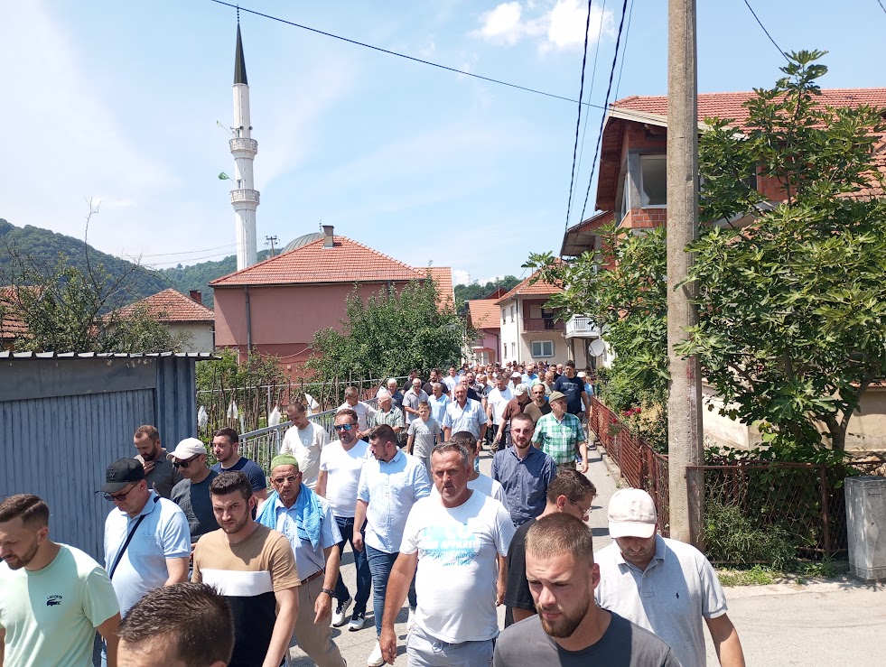 Stotine ljudi na Diviču klanjalo dženazu Amelu Pašiću (FOTO)