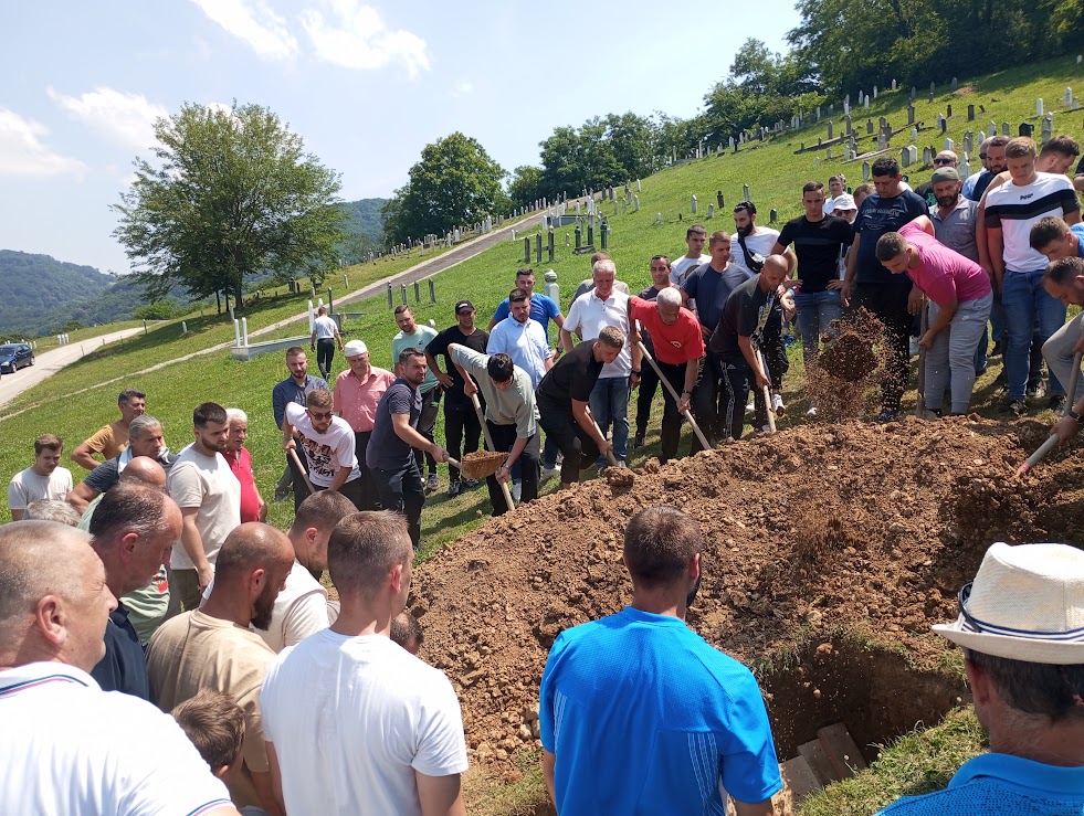 Stotine ljudi na Diviču klanjalo dženazu Amelu Pašiću (FOTO)