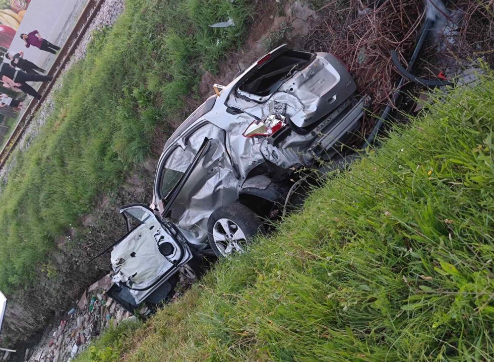 U Loznici voz udario automobil, na mjestu nesreće jedno lice preminulo, a drugo teško povrijeđeno (FOTO)