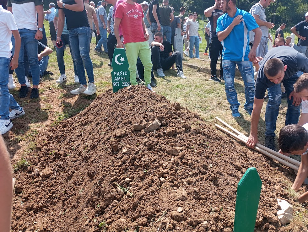 Stotine ljudi na Diviču klanjalo dženazu Amelu Pašiću (FOTO)