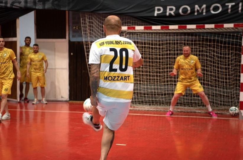 Velika podrška malom fudbalu: Mozzart uz futsalere iz Zvornika i Srpca: Novi dresovi za KMF Young boys i KMF Srbac (FOTO)