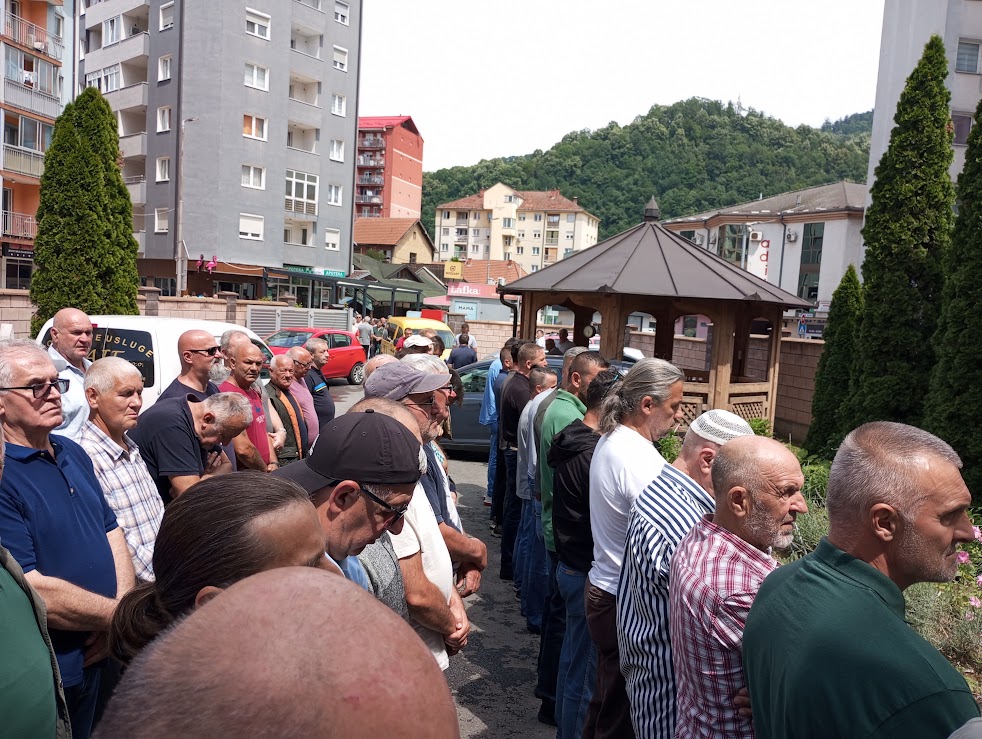 Zvorničani se oprostili i na bolji svijet ispratili prerano preminulog Nihada Loznicu (FOTO)