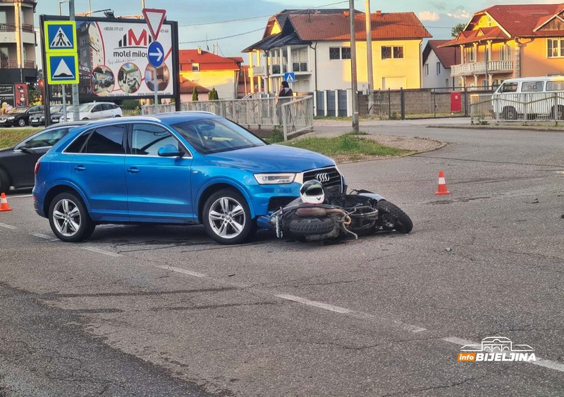 Sudar automobila i mopeda, vozač prevezen u bolnicu u Bijeljini (FOTO)