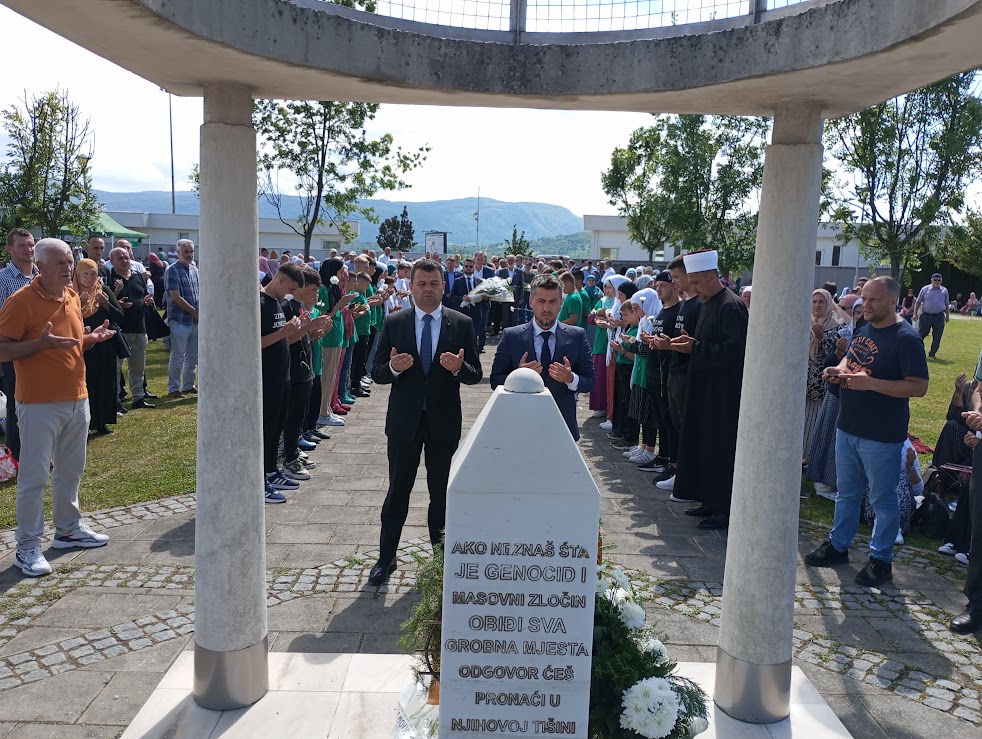 Nakon otvaranja spomen obilježja ubijenim Bošnjacima Zvornika, danas klanjana dženaza u Memomrijalnom centru (FOTO)