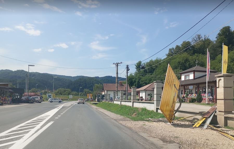 Zbog vožnje u alkoholisanom stanju uništeni putokazi u Karakaju kod crkve (FOTO)