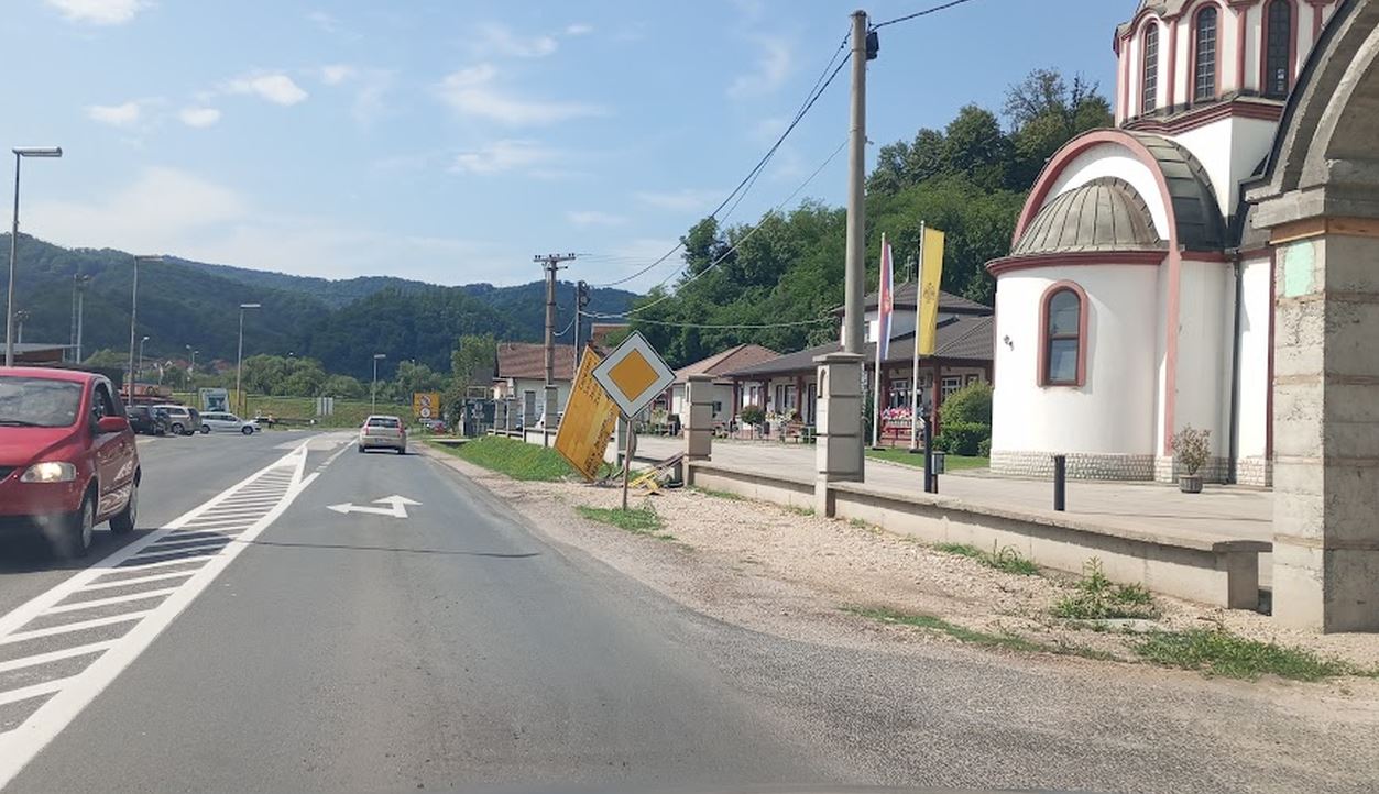 Zbog vožnje u alkoholisanom stanju uništeni putokazi u Karakaju kod crkve (FOTO)