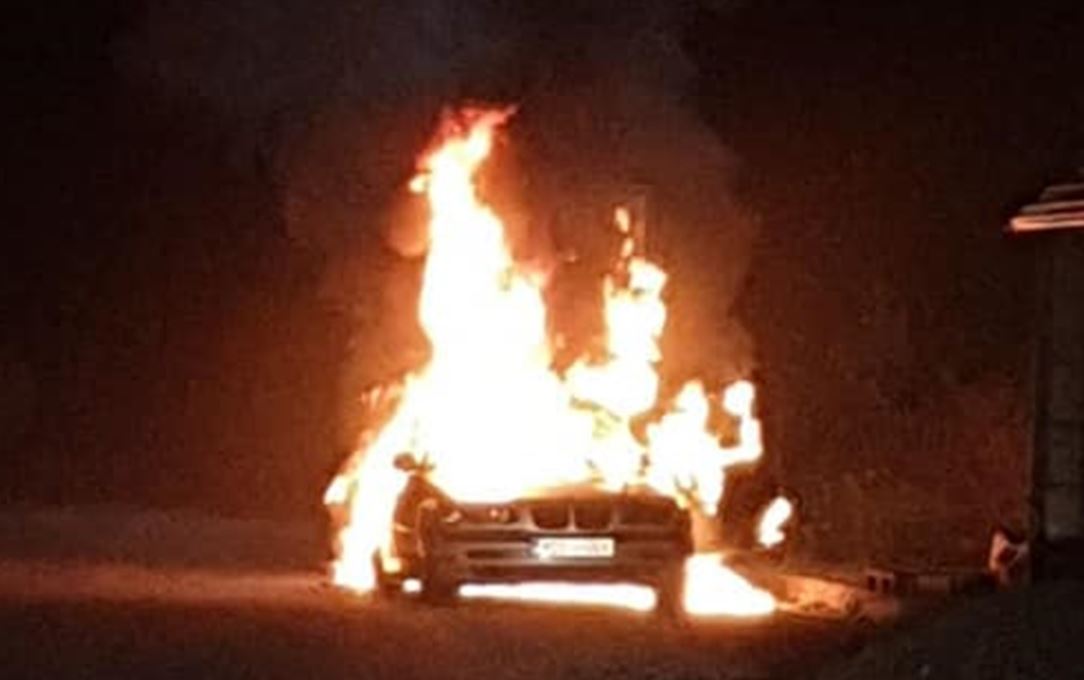 Izgorio automobil koji se zapalio u vožnji na regionalnom putu Karakaj-Sapna-Priboj (FOTO)