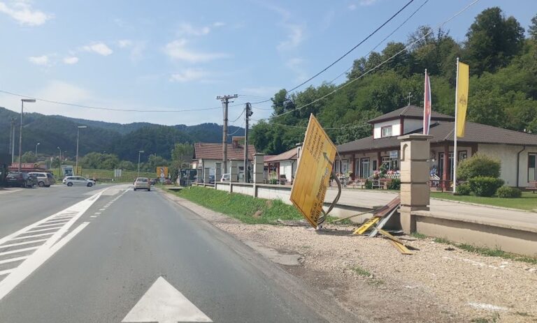 Sudar teretnog vozila i „Mercedesa“ u Karakaju: Dvije osobe povrijeđene