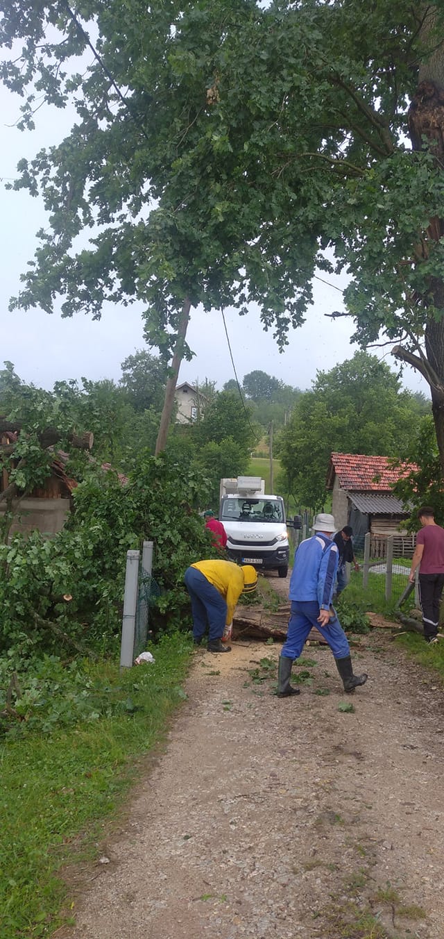 Udar groma zapalio elektrovodove, vatrogasci i uposelnici elektrodistribucije spriječili požar na kući 