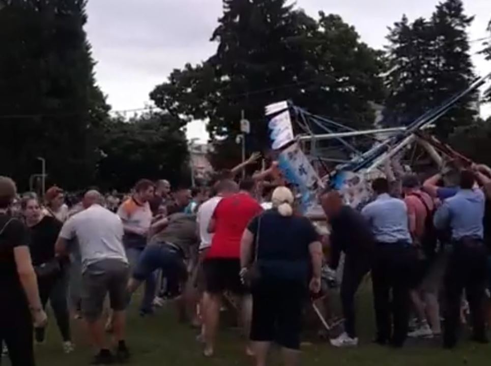 Pukao ringišpil u Doboju, roditelji izvlačili djecu ispod polomljene konstrukcije (FOTO)