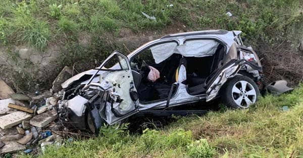 U Loznici voz udario automobil u kojem su bili otac i sin, na mjestu nesreće sin preminuo, a otac teško povrijeđen (FOTO) 