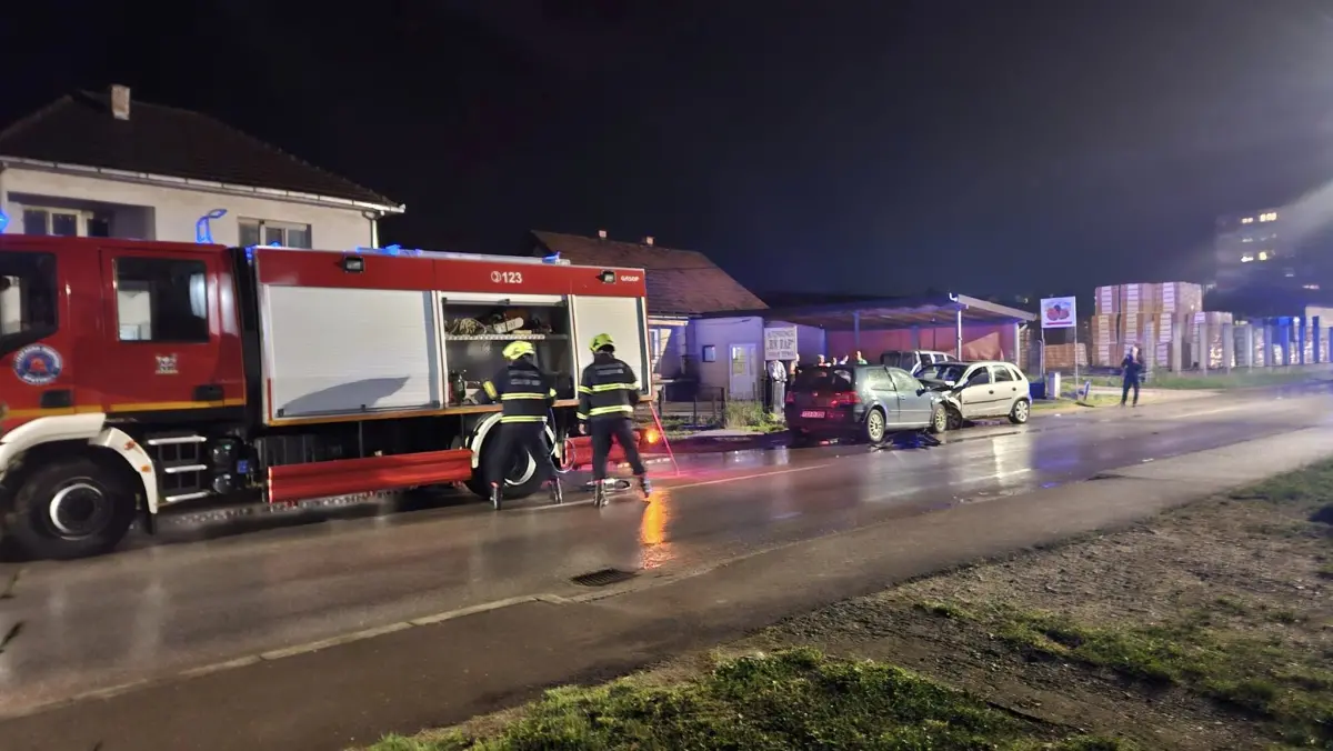 Tri lica povrijeđena u saobraćajnoj nezgodi, intervencija vatrogasaca (FOTO)