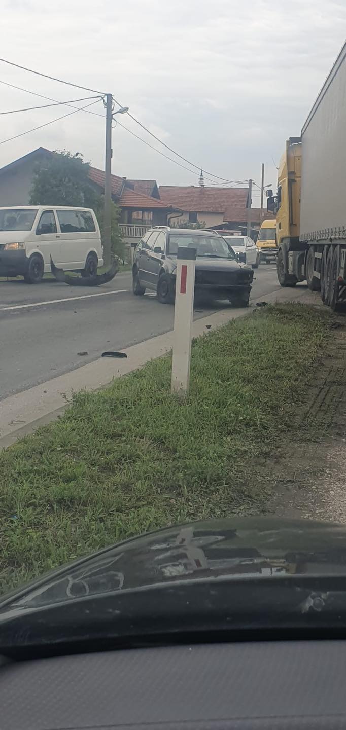 Saobraćajna nezgoda na magistralnom putu Zvornik-Tuzla, saobraćaj usporen (FOTO)