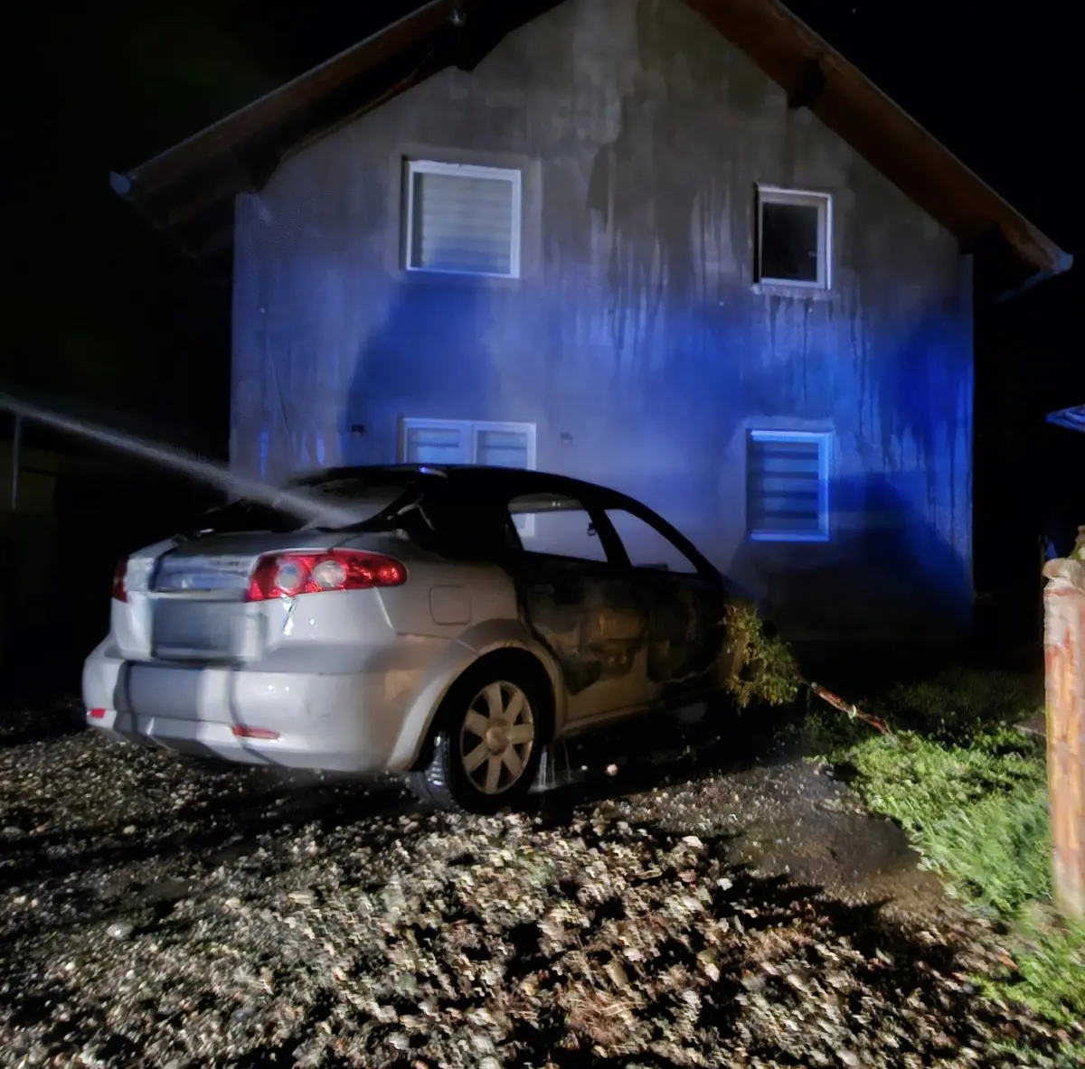 Bratunački vatrogasci gasili zapaljeni automobil (FOTO)