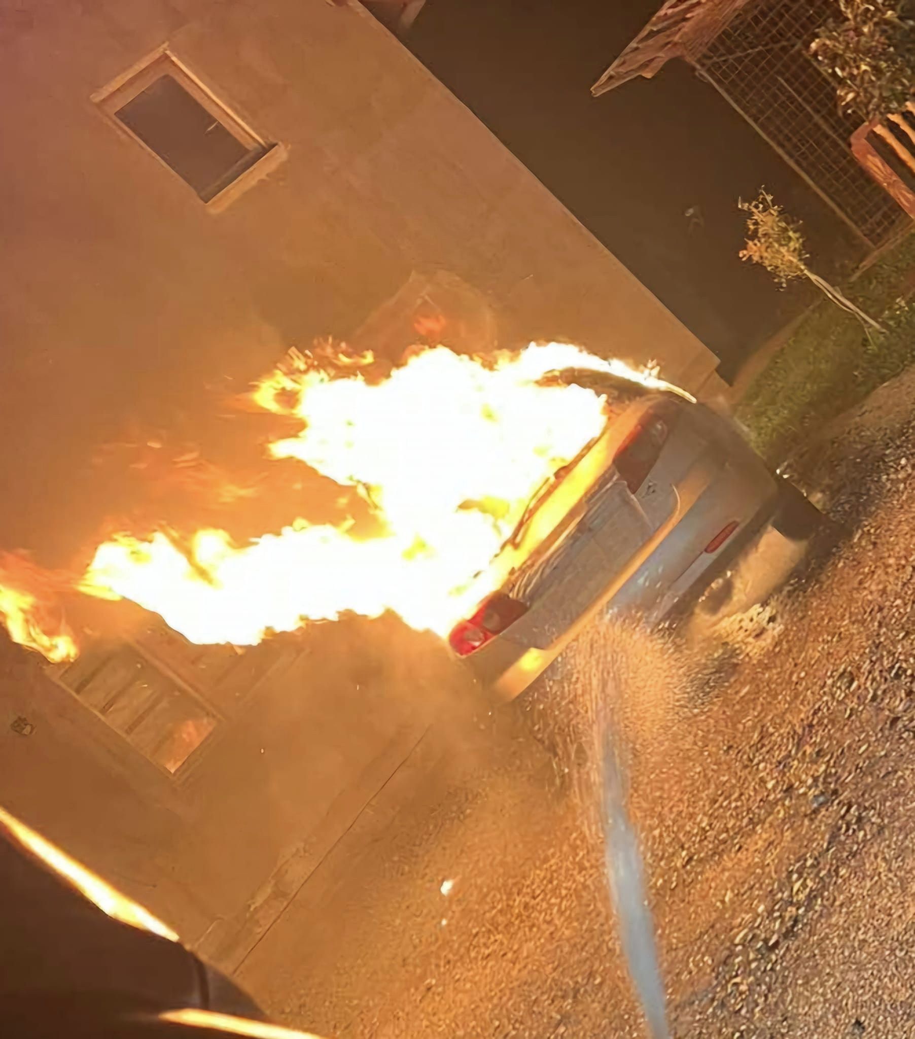 Bratunački vatrogasci gasili zapaljeni automobil (FOTO)