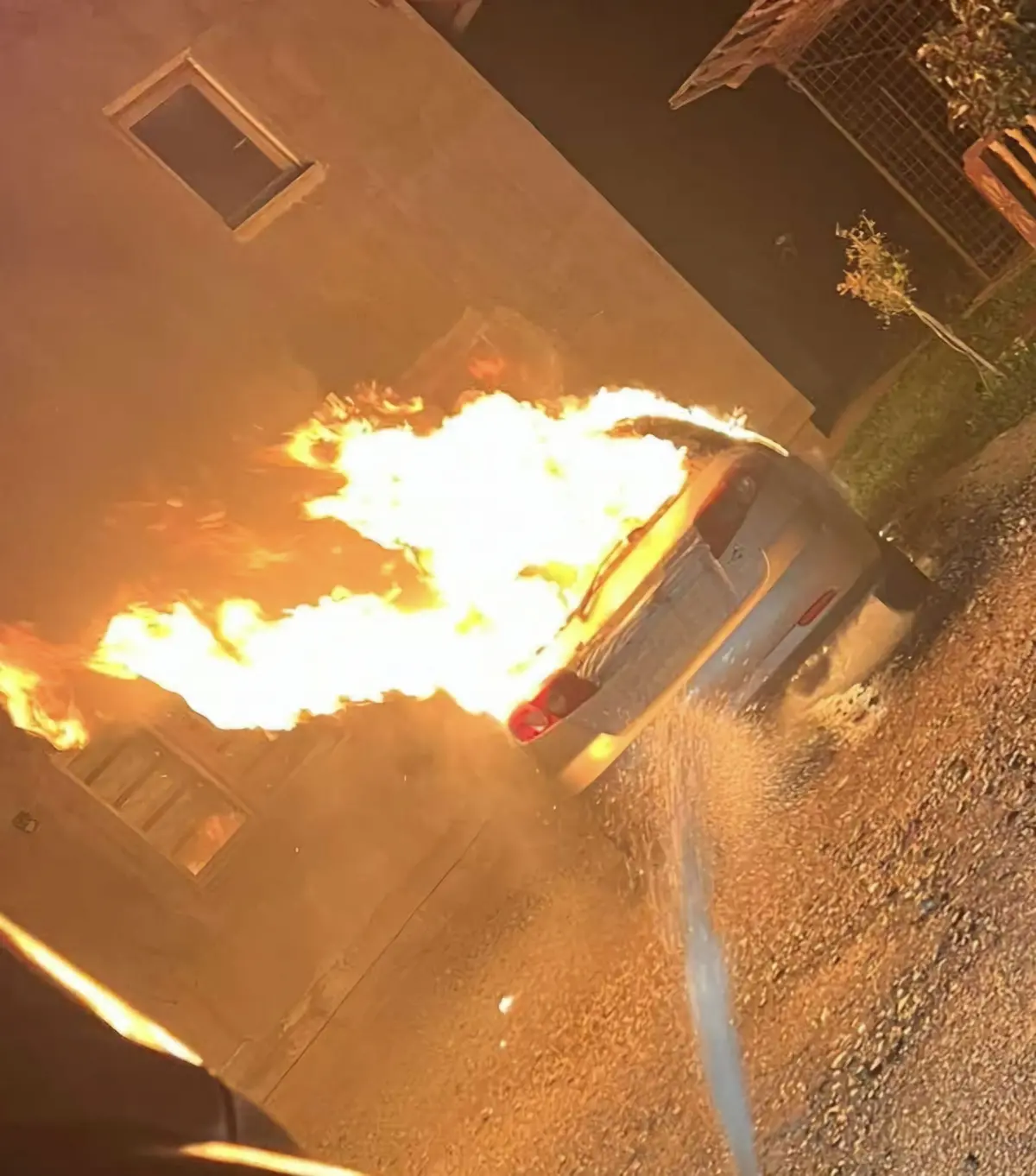 Bratunački vatrogasci gasili zapaljeni automobil (FOTO)