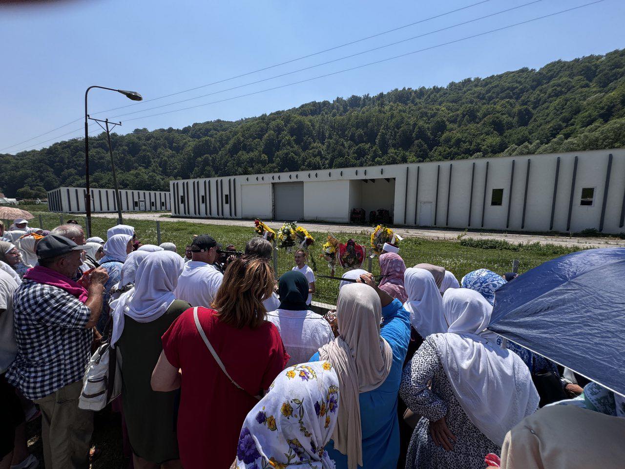 Majke Srebrenice i preživjele žrtve genocida obišli mjesta masovnih stratišta Bošnjaka u julu 1995.godine