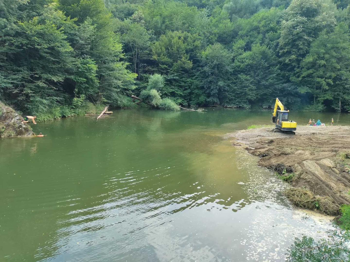 Mladi uređuju kupalište na Kušlatu (FOTO)