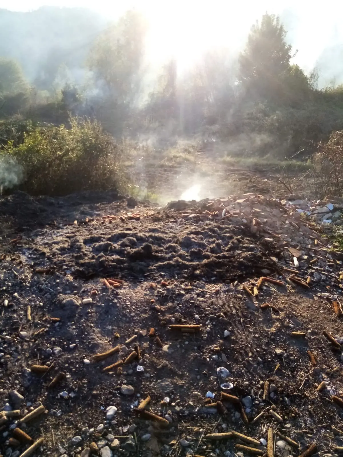 Požar u Bratuncu vatrogasci gasili više od tri sata kako bi spriješčili da vatra zahvati šumu (FOTO)