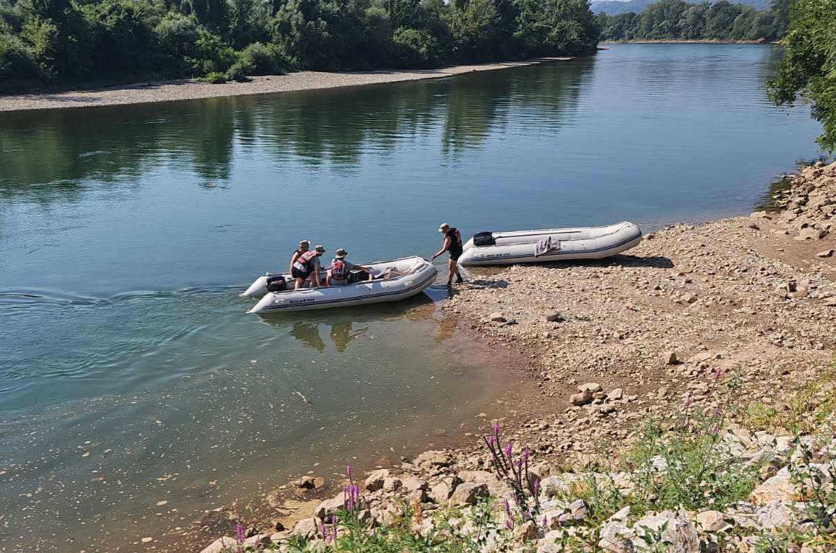 Pronađeno beživotno tijelo jednog od dva muškarca koji su juče nestali u rijeci Drini u Kozluku (FOTO)