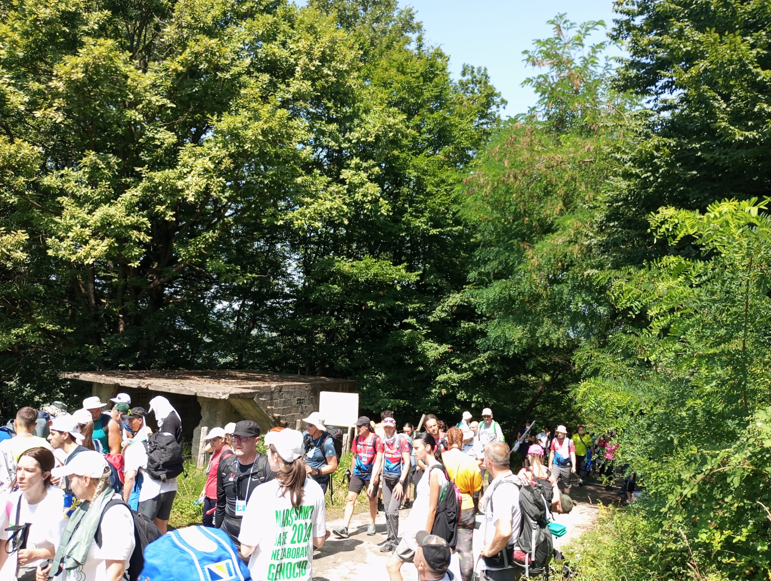 Više od 5.000 učesnika jutros krenulo iz Nezuka na Marš mira, prođena prva kontrolna tačka Parlog na teritoriji Zvornika (FOTO)