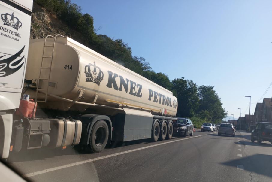 Na ulazu u benzinsku pumpu saobraćajna nezgoda između cisterne i putničkog vozila (FOTO)