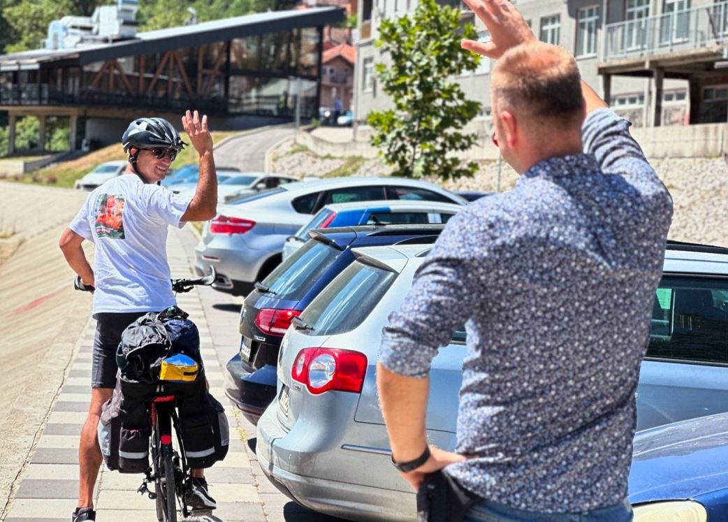 Srđan Božić iz Zvornika krenuo biciklom prema Hilandaru (FOTO)