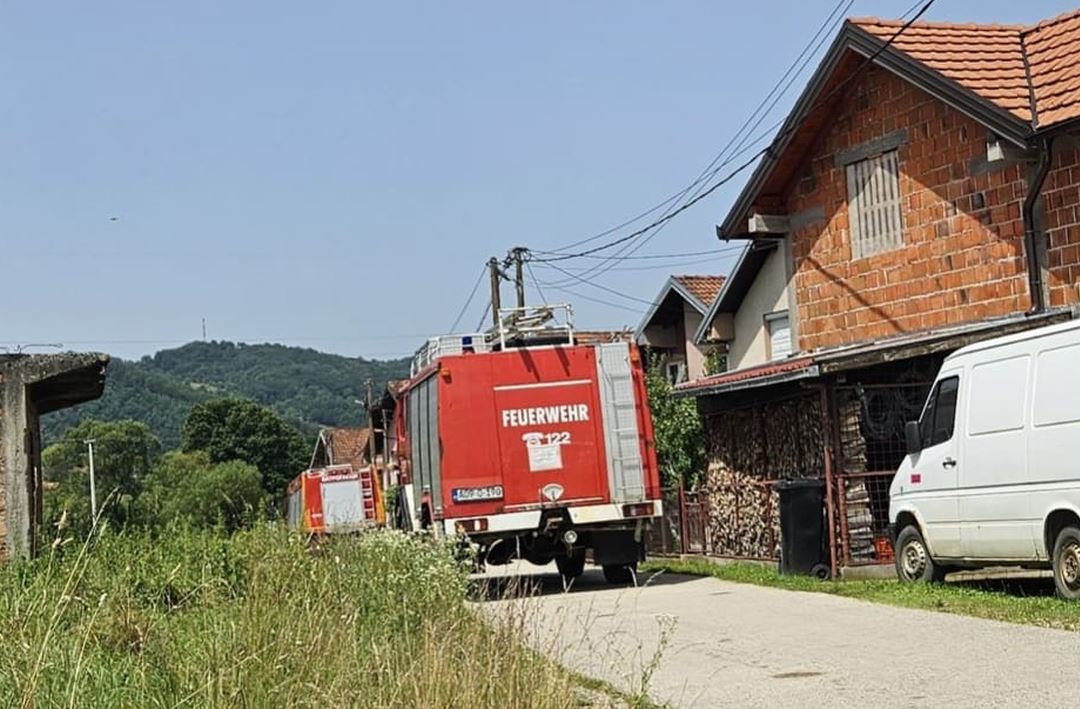 Požar na porodičnoj kući kod Bratunca, vatrogasci i komšije spriječili veću štetu (FOTO)