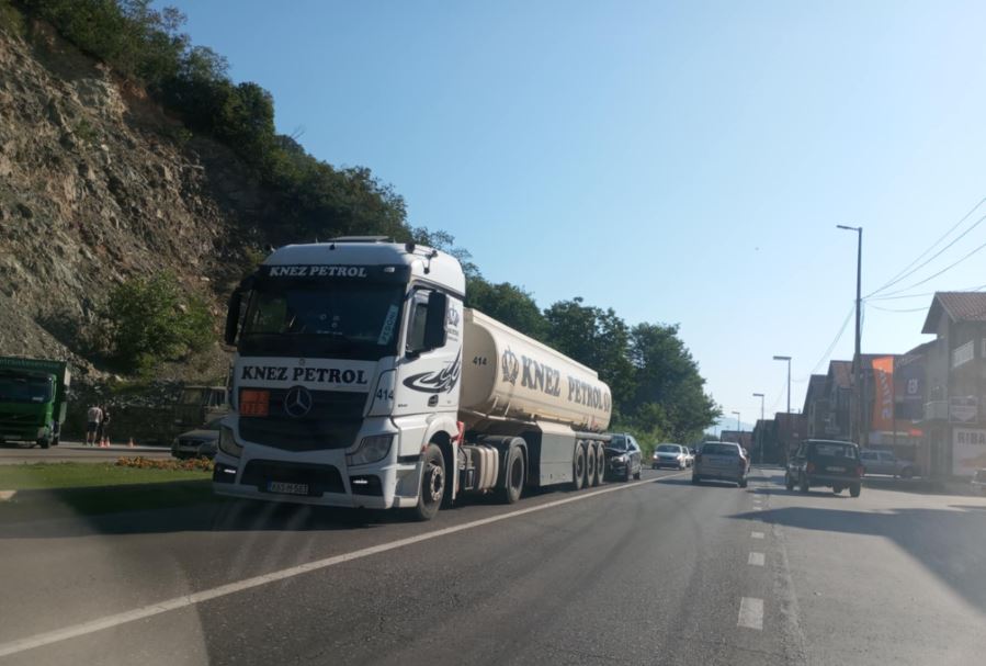 Na ulazu u benzinsku pumpu saobraćajna nezgoda između cisterne i putničkog vozila (FOTO)