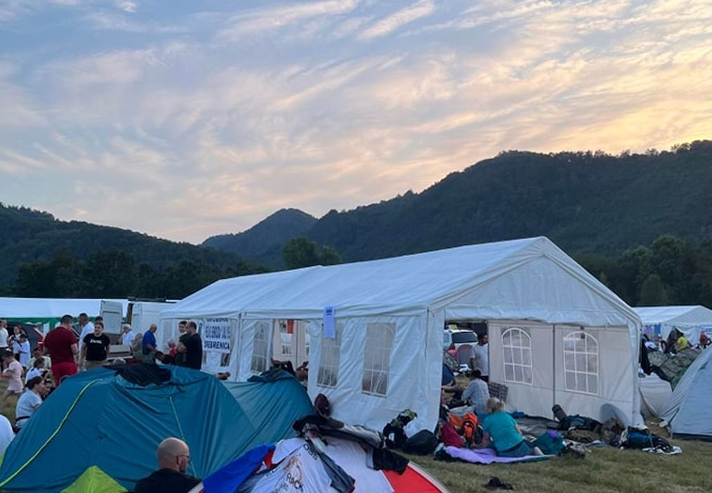 Učesnici Marša mira stigli u kamp Mravinjci, tim Crvenog križa TK-a zabilježio 1274 intervencija tokom dana (FOTO)