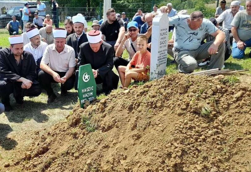 Stotine ljudi na dženazi preminulom učesniku Marša mira Hazimu Hadžiću (FOTO)