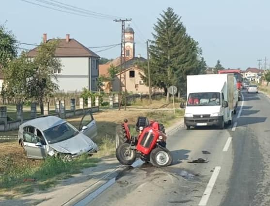 Na putu Loznica - Šabac došlo do sudara traktora i automobila (FOTO)