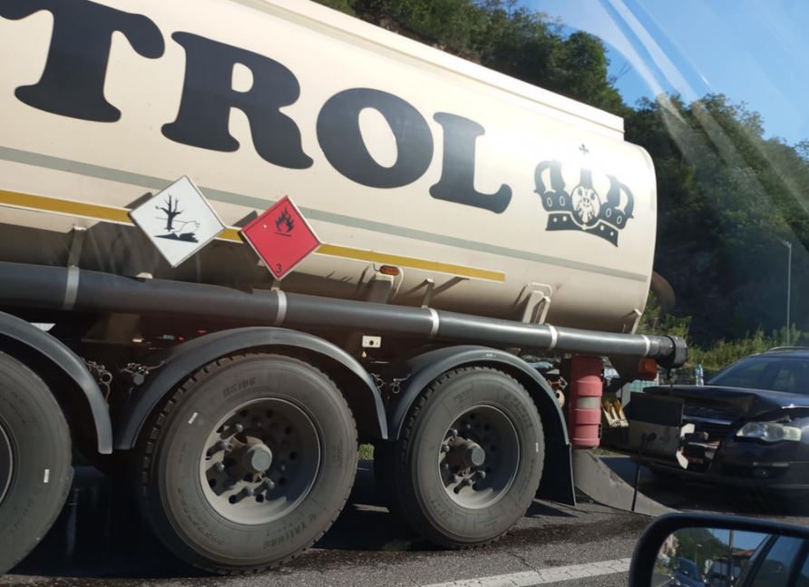 Na ulazu u benzinsku pumpu saobraćajna nezgoda između cisterne i putničkog vozila (FOTO)