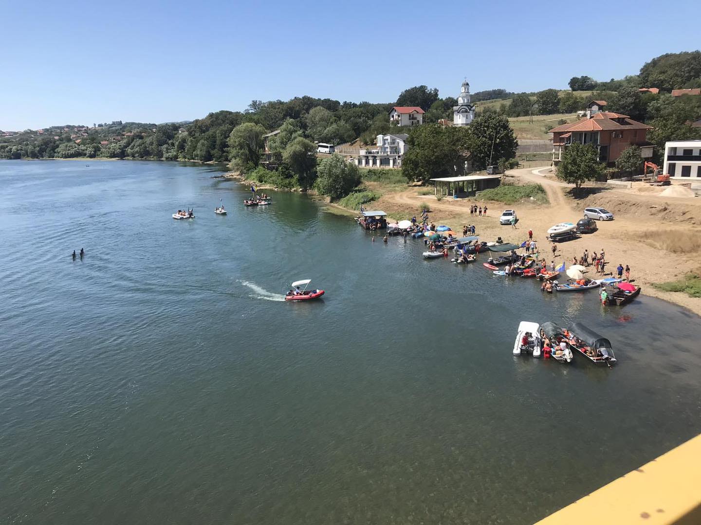 Žena iz Srbije nestala u jezeru, u potragu uključeni pripadnici vatrogasno-spasilačkih jedinica, žandarmerija…