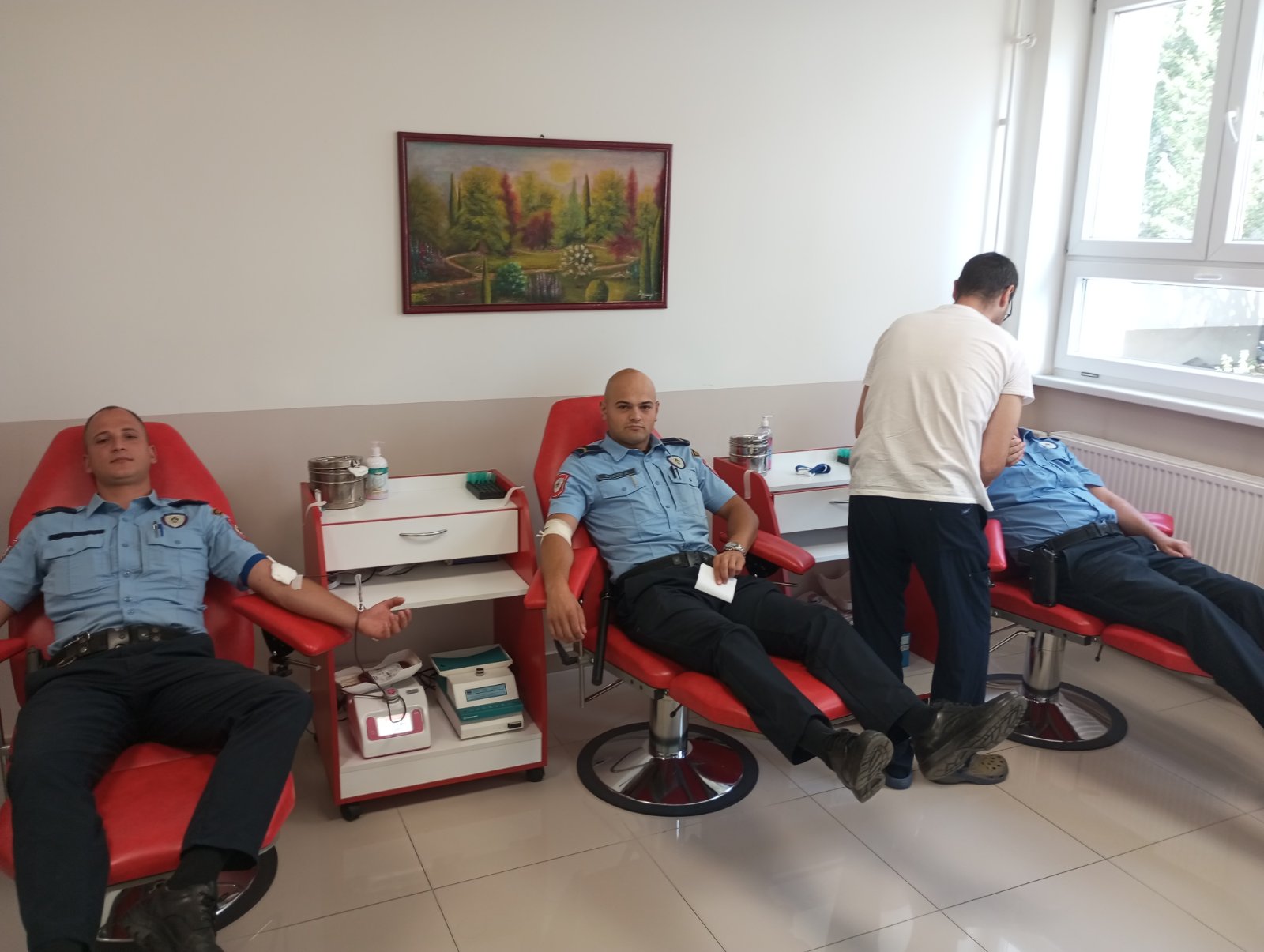 Pripadnici Policijske uprave Zvornik u akciji dobrovoljnog davanja krvi (FOTO)