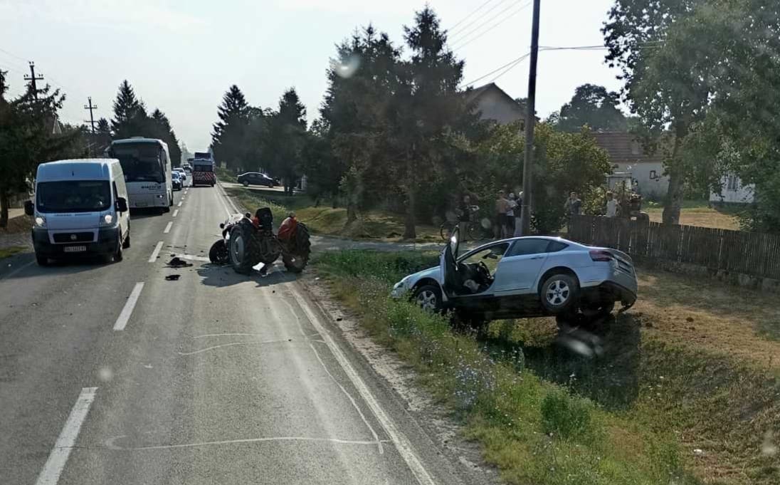 Na putu Loznica - Šabac došlo do sudara traktora i automobila (FOTO)
