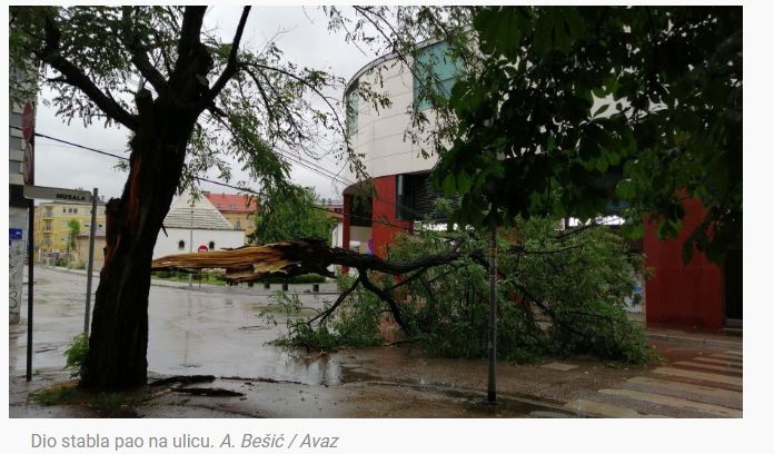 Olujno nevrijeme zahvatilo Tuzlu, vjetar rušio stabla, upozorenje od poplava… (FOTO)