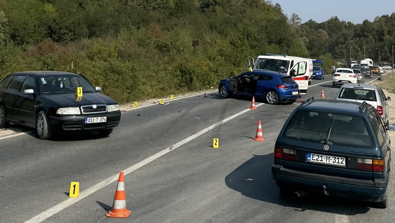 Vozilo Službe hitne pomoći učesnik saobraćajne nesreće, dvije osobe prevezene na UKC Tuzla (FOTO)