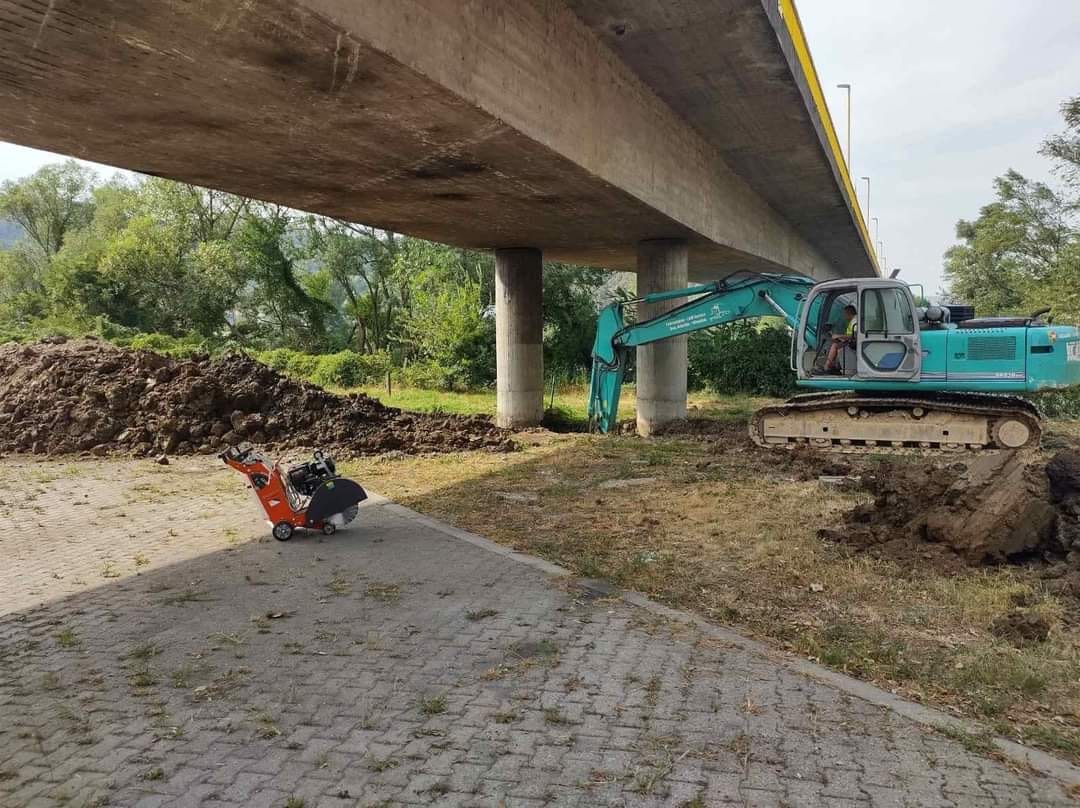 U toku radovi na graničnom mostu u Karakaju, saobraćaj uz pomoć signalizacije (FOTO)