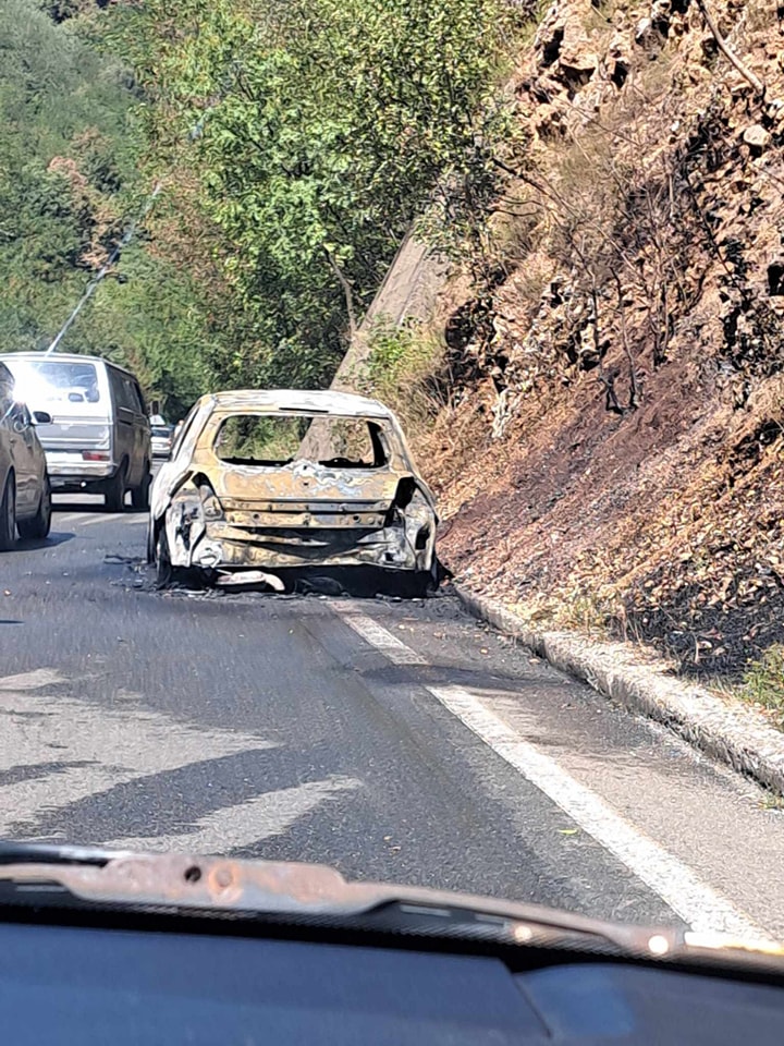 Automobil u potpunosti izgorio na Crnom Vrhu, saobraćaj bio u potpunosti obustavljen (FOTO+VIDEO)