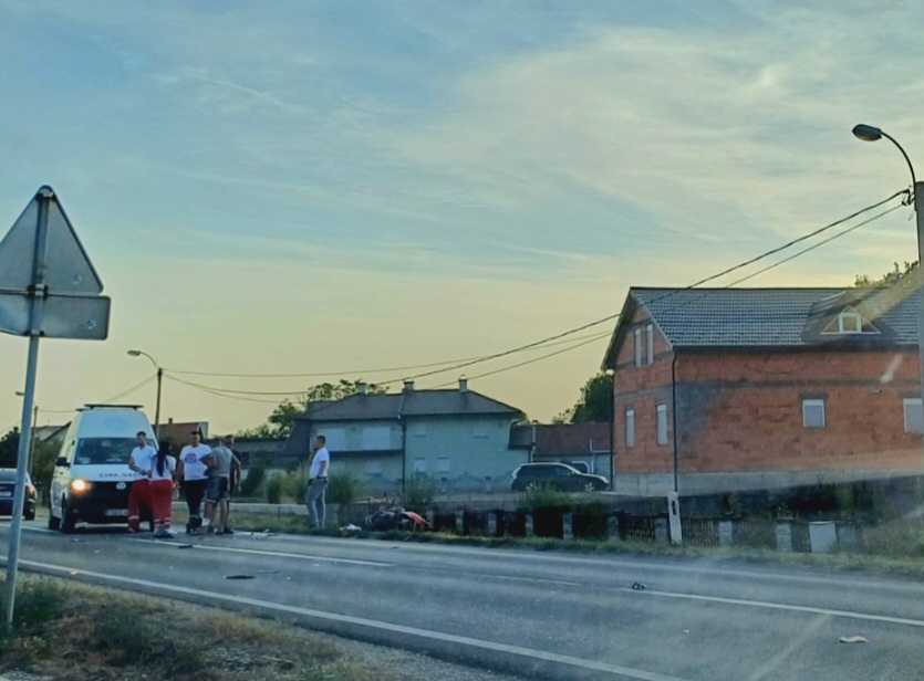 Vozač mopeda povrijeđen u sudaru kod Bijeljine, a odmah potom i uhapšen (FOTO)