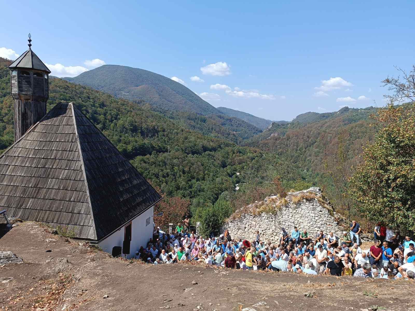 Na Kušlatu klanjan tradicionalni džuma-namaz i proučena Dova za domovinu (FOTO)