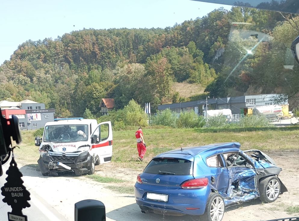 Vozilo Službe hitne pomoći učesnik saobraćajne nesreće, dvije osobe prevezene na UKC Tuzla (FOTO)