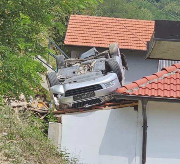 Automobil završio na krovu vikendice na Zvorničkom jezeru (FOTO)