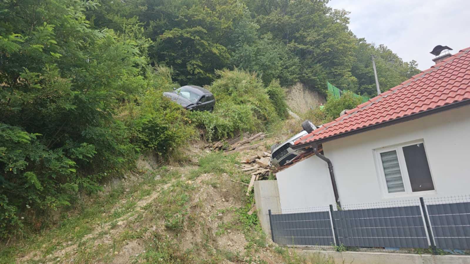 Automobil završio na krovu vikendice na Zvorničkom jezeru (FOTO)