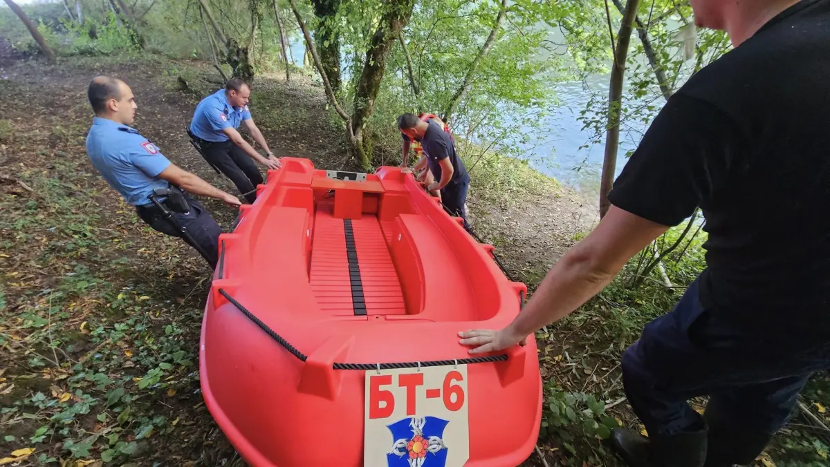Prevrnuo se čamac u kojem je bilo 25 migranata, iz Drine isplivalo 18, traga se još za 7 ljudi (FOTO)