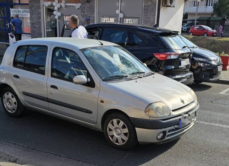 U Bijeljini za 30 minuta dvije saobraćajne nezgode, povrijeđena djevojčica kao pješak, a kasnije i žena koja je vozila trotinet (FOTO)