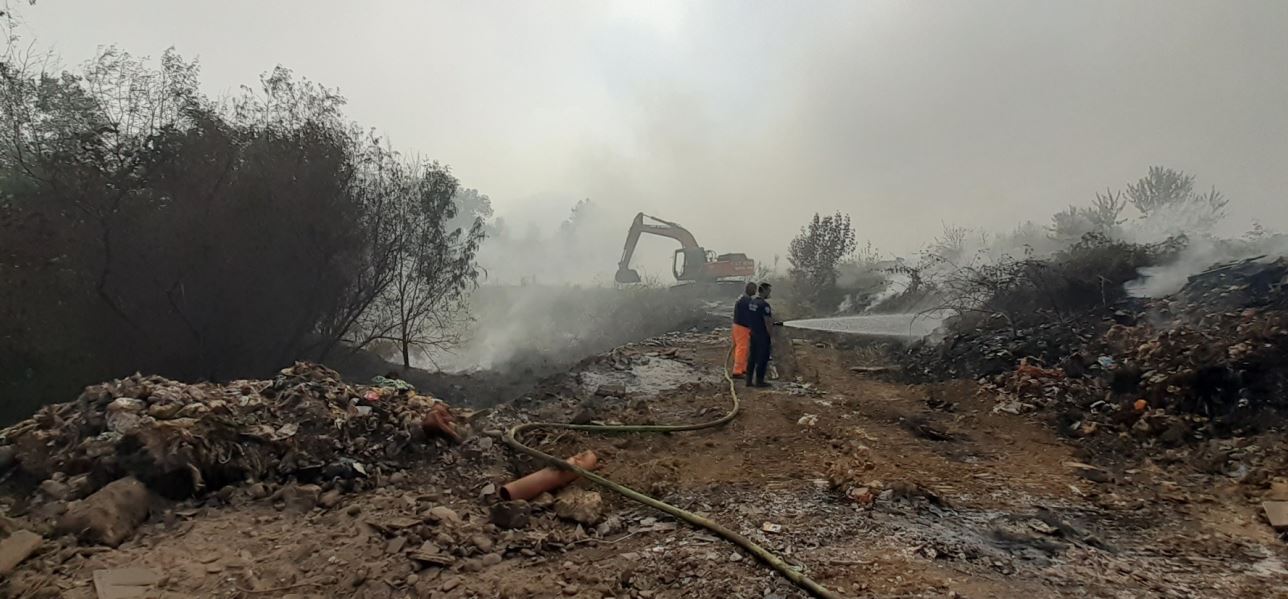 Dim nastavlja da se širi i ove noći sa deponije u Karakaju, vatrogasci i radnici komunalnog ulažu nadljudske napore (FOTO)