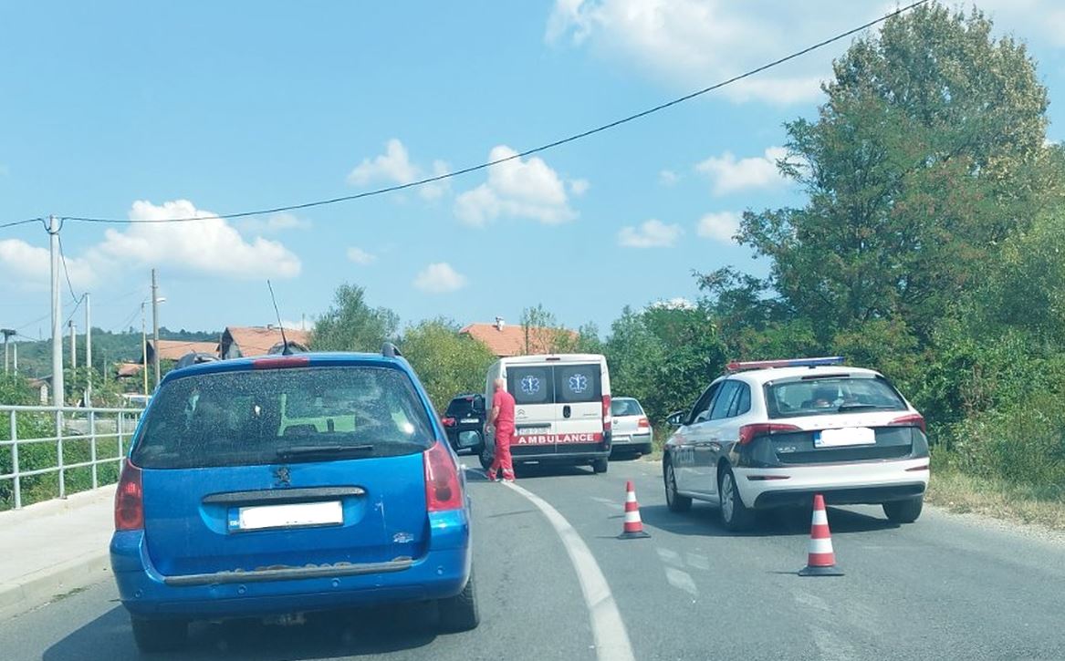 Jedna osoba zadobila povrede u saobraćajnoj nezgodi na magistralnom putu Zvornik-Tuzla u mjestu Međaš (FOTO)